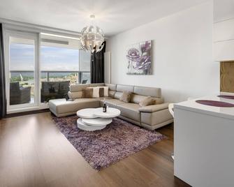 Panorama - Sunset and castle view, 22nd floor, garage, AC - Bratislava - Sufragerie