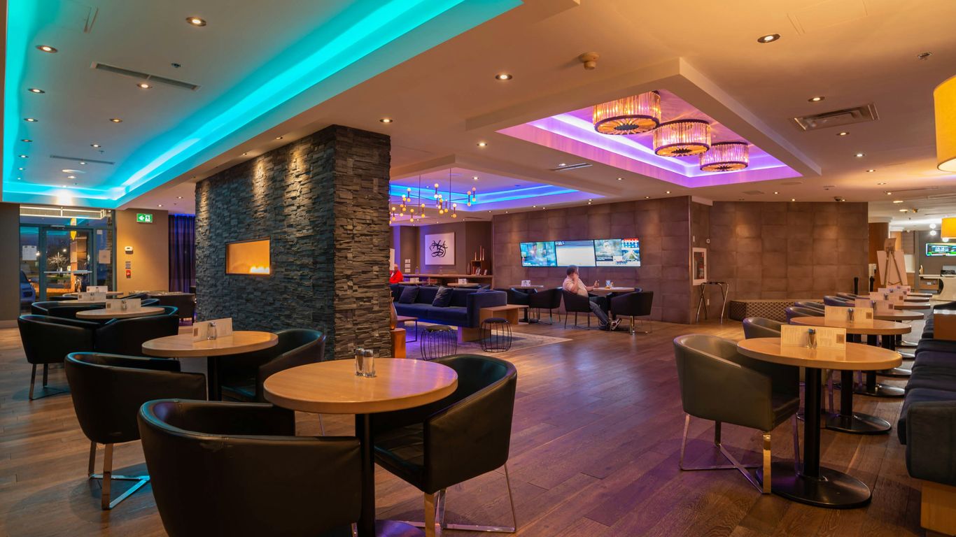 Sandman Signature Mississauga Hotel