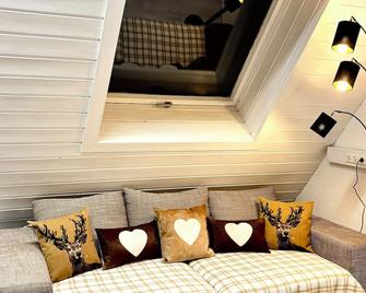 Lechtaler Alpenblick Landeck - Privatzimmer & Ferienwohnung - Landeck - Wohnzimmer