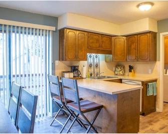 Lyndale House: Full house with 3 br - Corning - Cocina