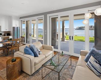 Coastal Luxury: Brand New Home - Hot Tub - Fire Table - Steps to the Beach - Sidney - Living room