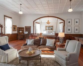 Serene History-Soaked Retreat | Va Countryside - Goode - Sala de estar