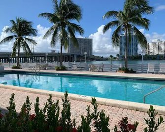 International Inn on the Bay - Miami Beach - Piscina