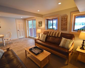 3BR Chalet with Private Beach and Dock, outdoor shower! - Madison - Salon