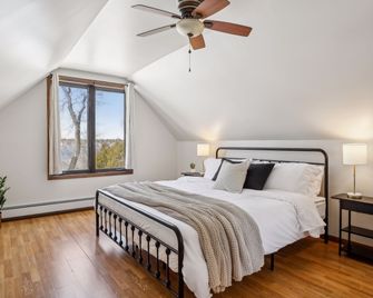 Lakefront Getaway: Sauna, Hot Tub, Firepit & More! 3 Bedroom Home by RedAwning - Shoreview - Bedroom