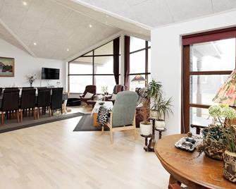 Quaint Holiday Home in Jutland With Roofed Terrace - Hirtshals - Wohnzimmer