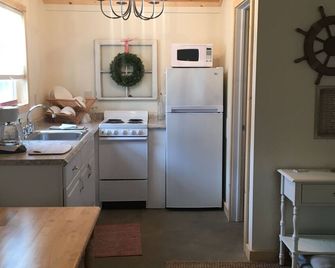 You can see the 'Famous GOTL Strip' from our front Yard! - Geneva - Kitchen