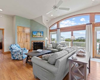 Soundside Dog Friendly w/ Pool, Hot Tub, Elevator, Private Dock, Game Room - Avon - Sala de estar