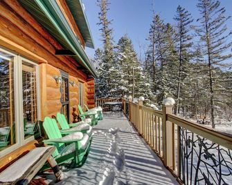 Lakeside Log Home with Pontoon & Game Room - Perfect for Families & Getaways! - Park Rapids - Balkón