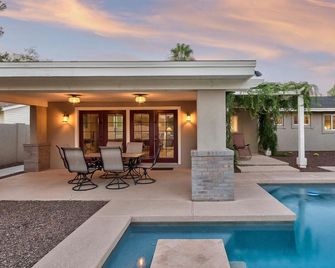 Walk to Old Town! 4BR Home + Casita w/ Heated Pool & Spa - Scottsdale - Pool
