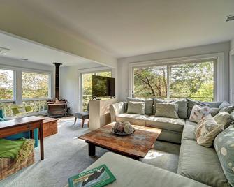 Steps to the beach! Relax and Enjoy! - Amagansett - Olohuone