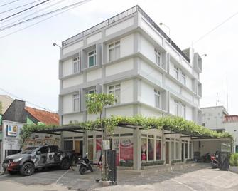 RedDoorz near Solo Balapan Station - Surakarta City - Building
