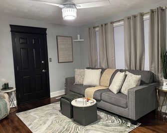 The Little House in Roanoke, VA. Must provide identification for each adult. - Roanoke - Living room