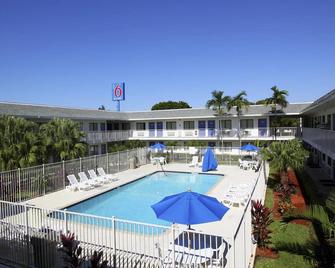 Motel 6 Lantana. Fl - Lantana - Piscina