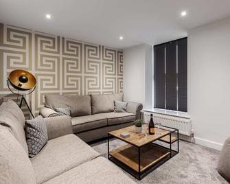 Victoria Place - 3-bed apartment, parking, Wi-Fi - Hyde - Living room