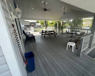 Lakeside Serenity Retreat - Williamstown - Balcony