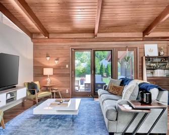 Mid-Century Modern House with Hot Tub Near Country Club - Champaign - Living room
