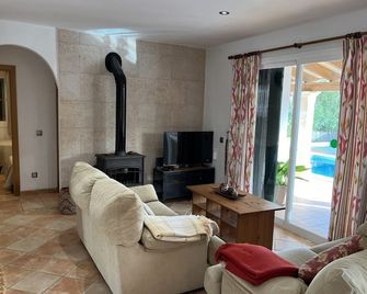 Nice And Cozy House With Swimming Pool, Bicycles, Games. Fergelan - Campos - Salon