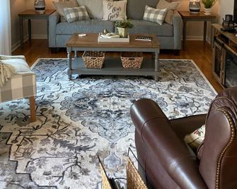 “Granite Getaway Cottage.” An adorable cottage in a quiet family neighborhood - Granite Falls - Living room