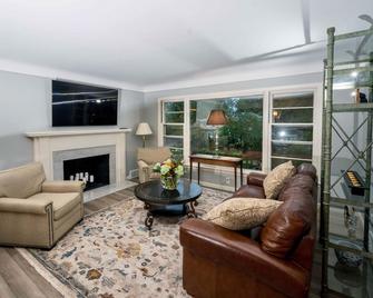 Fully-furnished rental in Grosse Pointe. Great for weddings and extended stays. - Grosse Pointe - Sala de estar