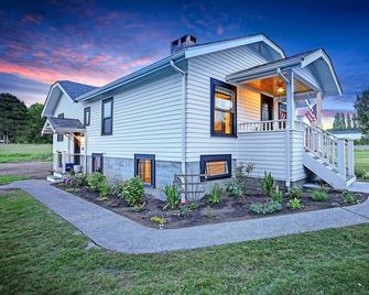 Historic Camano Island Farmhouse - Fully Restored - Camano Island - Building