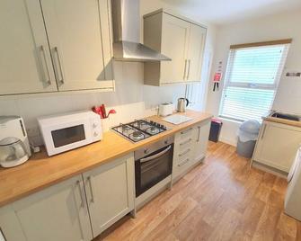Bassett Flat with 2 Bedrooms and Superfast Wi-Fi - Sittingbourne - Kitchen
