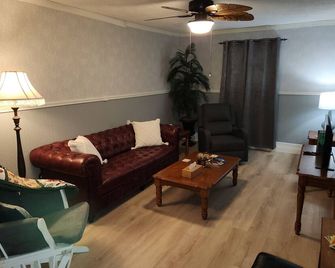 Easy Access 2 Main Road, 6 Steps to Covered Porch - Grayson - Sala de estar