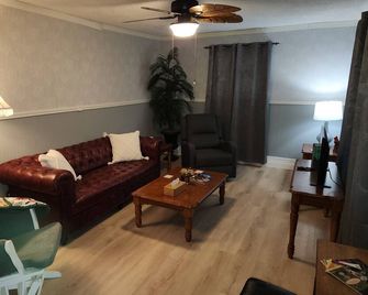 Book now for Grayson Memory Days! 5 minutes from downtown! - Grayson - Wohnzimmer