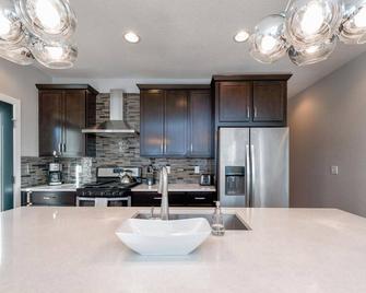 Modern Jefferson Park Duplex! Minutes to Downtown, Aquarium, Lohi and Highlands - Denver - Cocina