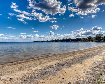 Delightful Waterfront Escape W/ Three Kayaks, Free Wifi, Beach Access & More - North Hero - Playa
