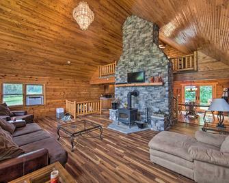 Cozy Family-Friendly Pine Grove Cabin with Fire Pit! - Pine Grove - Living room