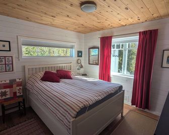 A beautiful, tranquil cottage on Lake Superior, just feet from the beach! - Marquette - Bedroom