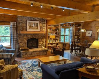 Beautiful Log Home on 5 acres private beach-steps down the road! - Sister Bay - Sala de estar