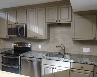 Timberview Lodge - Wooded East Texas views - Center - Kitchen