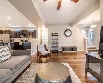 Pioneer Retreat! Downtown High-End Haven - Colorado Springs - Sala de estar