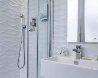 Hotel Prince Albert Wagram - París - Baño