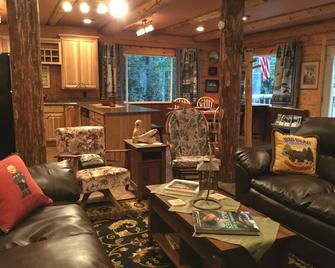 Renfro's Lakeside Retreat - Primrose - Sala de estar