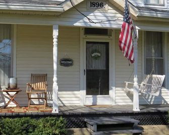 Wi-Fi avail at this Beautiful 1896 Farmhouse, rural setting. Tranquil location. - Clinton - Patio