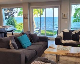 Cozy Cottage On The Lake - Dunnville - Living room