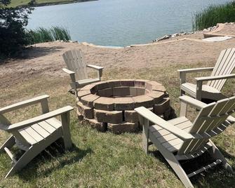 Lakeside Cabin 10 miles from Aberdeen, SD - Aberdeen - Patio