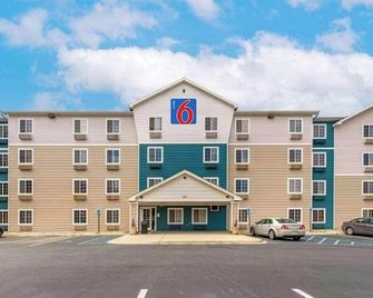 2 Full Beds | Smoking, Kitchen - Pelham - Budova