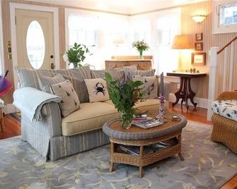Charming year round cottage - Pet Friendly with Wi-Fi - Rockport - Living room