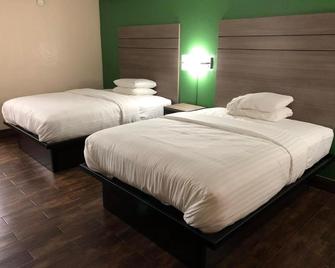 Travelers Inn & Suites - Wharton - Bedroom