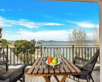 Bright Central Apartment with Splendid sea view! - Chalkida - Balkon