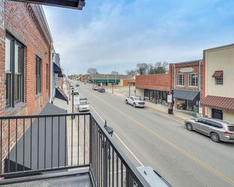 On Dtwn Square! Chic Lawrenceburg Condo w/ Balcony - Lawrenceburg - Balkon