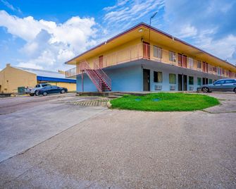 Economy Inn Livingston by OYO Tx Us 59 - Livingston - Building