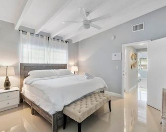 The Sandbar|Walk To Beach|Fire pit + Pool - Fort Lauderdale - Habitación
