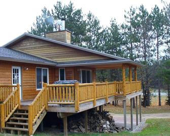 Large Family Home. Wrap Around Deck! Gas Fireplace! 3ooo Sq.ft - Kalkaska - Будівля