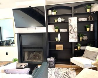 Modern 3 bd next to playground, trials and park - Westerville - Living room