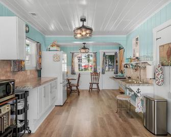 Respite House: Barrier-Free Lakefront home with full Wheelchair accessibility. - Greenville - Kitchen